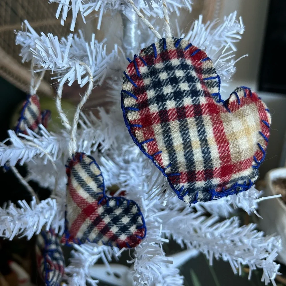 Mitten‎ ornament